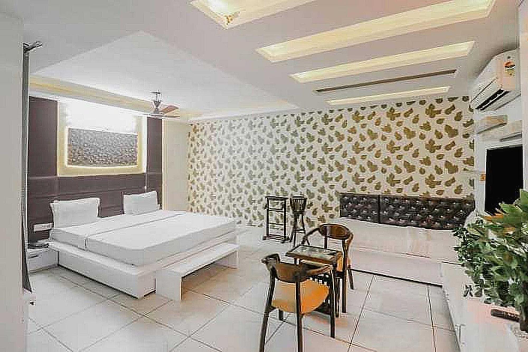 Super Hotel O Vivaan Residency Rohtak Eksteriør billede